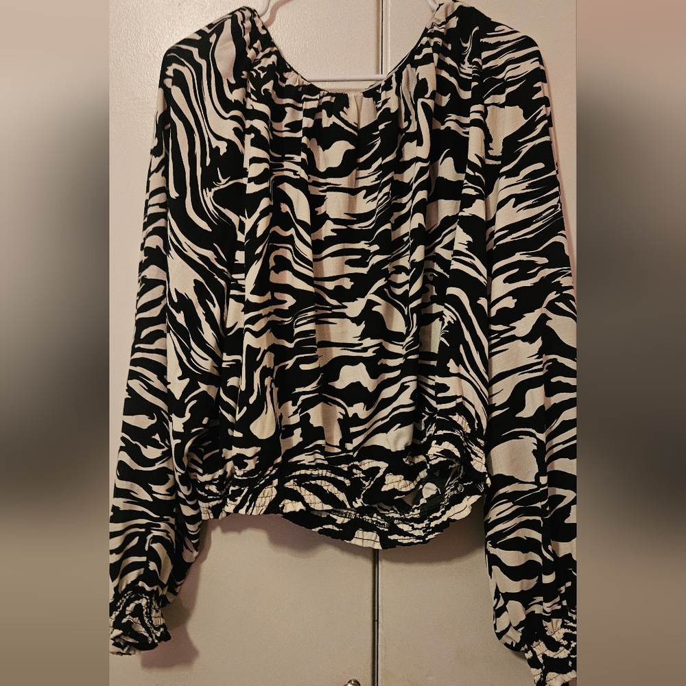 Black/white long sleeve blouse